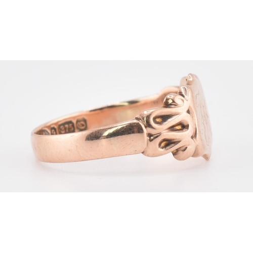 169 - A hallmarked 9ct gold shield signet ring. The 9ct rose gold signet ring having an engraved shield he... 