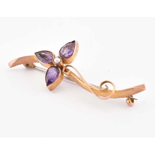 173 - An Edwardian hallmarked 9ct gold, amethyst and pearl brooch pin. The early 20th-century 9ct gold bro... 