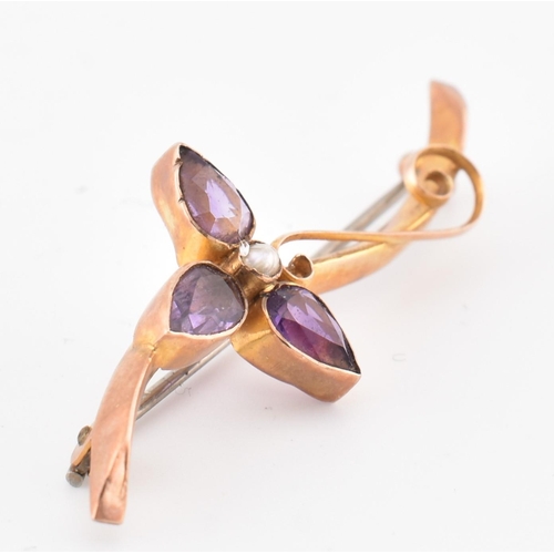 173 - An Edwardian hallmarked 9ct gold, amethyst and pearl brooch pin. The early 20th-century 9ct gold bro... 