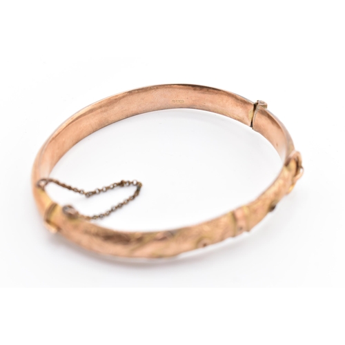 183 - An Edwardian hallmarked 9ct gold buckle bangle. The 9ct yellow gold hinged bangle having bright cut ... 