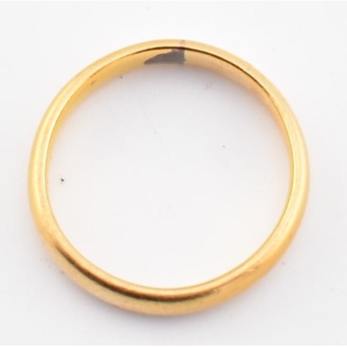 231 - A hallmarked 22ct gold band ring and a 15ct gold knot topped tie pin. The hallmarked 22ct yellow gol... 