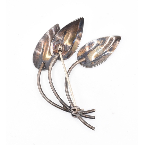 249 - A Norwegian sterling silver and enamel leaf brooch pin. The Norwegian sterling silver brooch pin in ... 