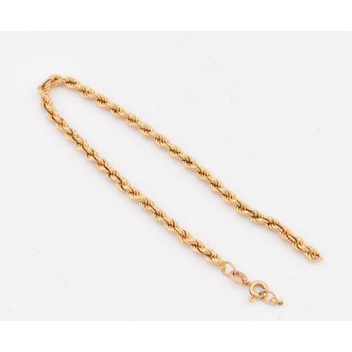 266 - A hallmarked 18ct gold twisted rope chain bracelet AF. The 18ct yellow gold rope twist chain bracele... 