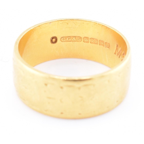 272 - A hallmarked 22ct gold engraved band ring. The 22ct yellow gold band ring having a rubbed engraved d... 