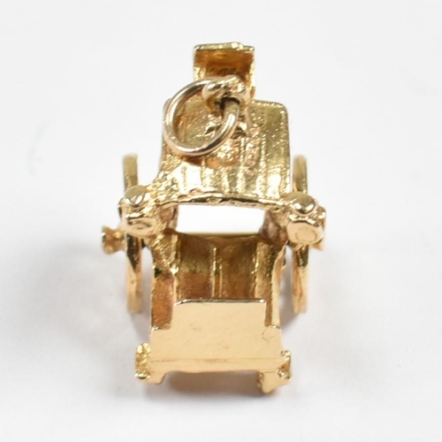 515 - A hallmarked 9ct gold royal carriage charm. Hallmarked for London, 1974. Weight 4.5 g. Measures (inc... 