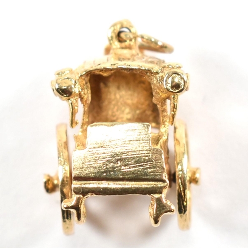 515 - A hallmarked 9ct gold royal carriage charm. Hallmarked for London, 1974. Weight 4.5 g. Measures (inc... 