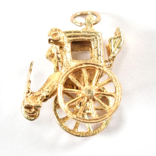 515 - A hallmarked 9ct gold royal carriage charm. Hallmarked for London, 1974. Weight 4.5 g. Measures (inc... 