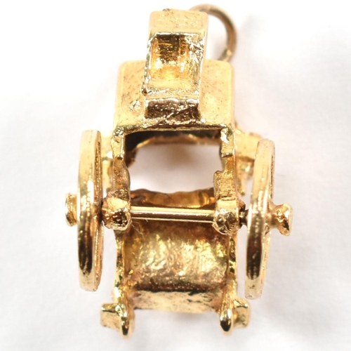 515 - A hallmarked 9ct gold royal carriage charm. Hallmarked for London, 1974. Weight 4.5 g. Measures (inc... 