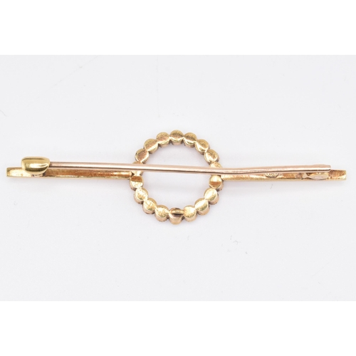 75 - A 15ct yellow gold pearl brooch with case. The 15ct yellow gold bar brooch having eighteen millegrai... 