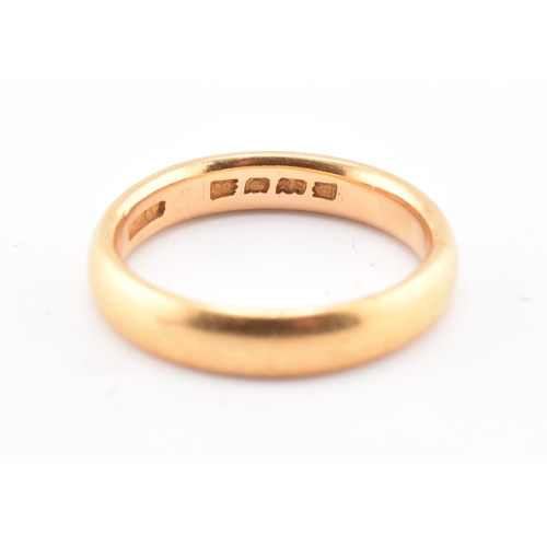 90 - A hallmarked 22ct gold band ring. The 22ct yellow gold band ring hallmarked for London, 1922. Maker'... 