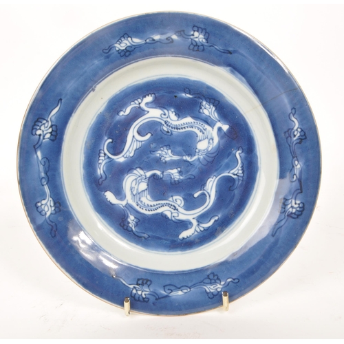 128 - A 17th century Chinese Kangxi period porcelain plate with blue and white decoration, with two confro... 