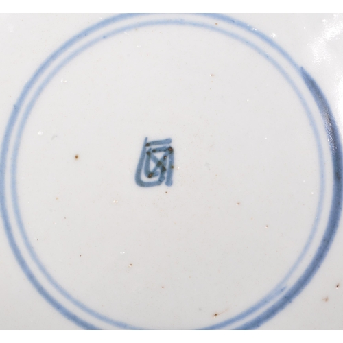 128 - A 17th century Chinese Kangxi period porcelain plate with blue and white decoration, with two confro... 