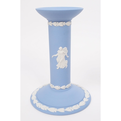 187 - Wedgwood - Vintage late 20th century porcelain mantel clock and candlesticks. Comprised of a Josiah ... 