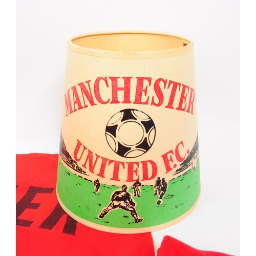 220 - Manchester United - A collection of vintage 20th century Manchester United FC memorabilia to include... 