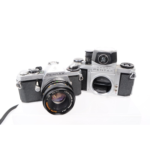 234 - Asahi Pentax - A collection of vintage 20th century 1960s and 1970s Pentax 35mm SLR cameras. The col... 