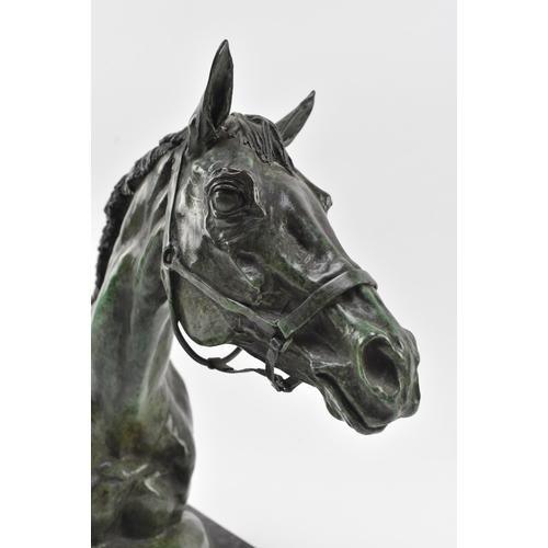 212 - Geoffrey Snell (British, 20th century) - Stallion's Head - A bronze horse head sculpture figure. Sig... 