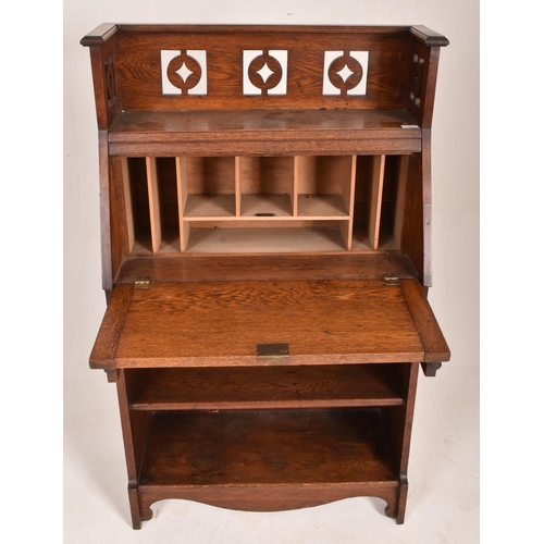 362 - Edwardian, circa 1910 20th century Arts and Crafts oak students bureau desk. The desk of slender for... 