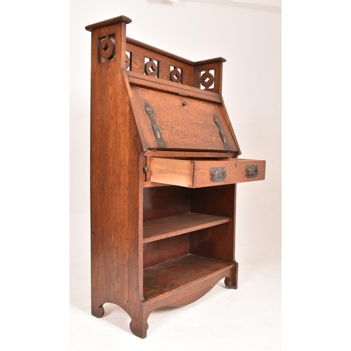 362 - Edwardian, circa 1910 20th century Arts and Crafts oak students bureau desk. The desk of slender for... 