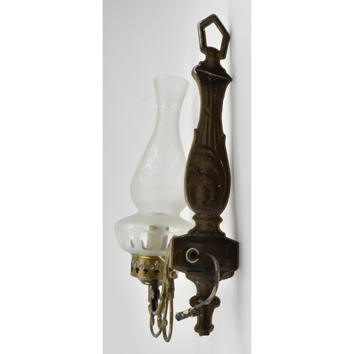 507 - A mid century Italian design 1950s ornate gilt metal wall sconce light with frosted and incised glas... 