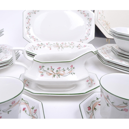 172 - Johnson Brothers - A vintage 20th century Johnson Brothers Eternal Beau English china part dinner se... 