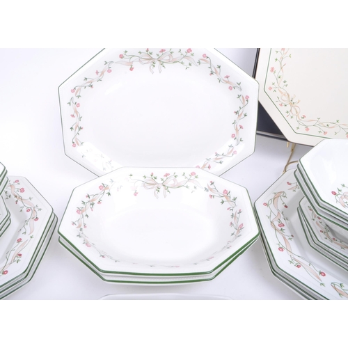 172 - Johnson Brothers - A vintage 20th century Johnson Brothers Eternal Beau English china part dinner se... 