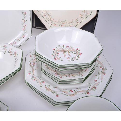 172 - Johnson Brothers - A vintage 20th century Johnson Brothers Eternal Beau English china part dinner se... 