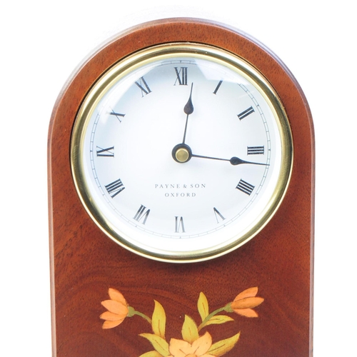 275 - Payne & Son - Late 20th century mahogany case mantel clock with inlaid floral design to the cent... 