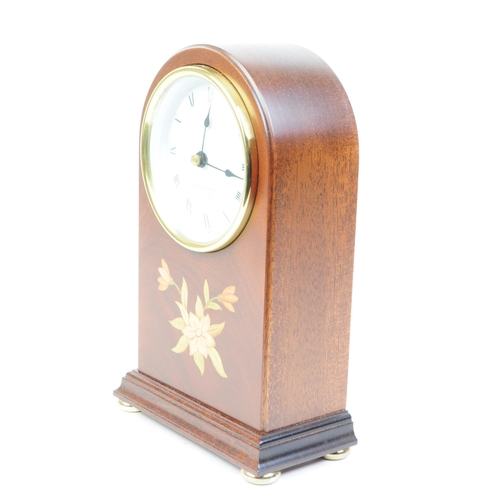 275 - Payne & Son - Late 20th century mahogany case mantel clock with inlaid floral design to the cent... 