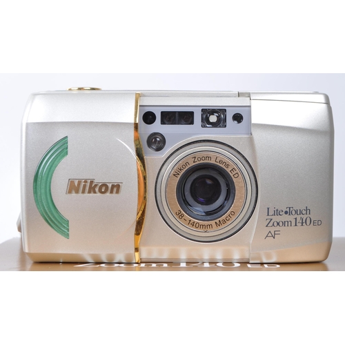 444 - A collection of vintage late 20th century and early 21st century analogue film cameras. The collecti... 