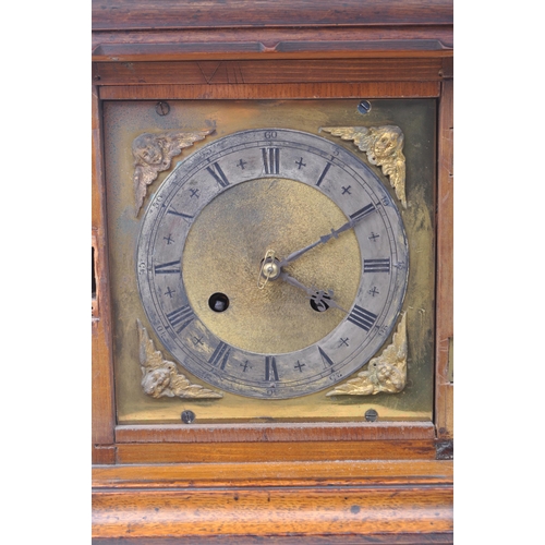 465 - An early 20th century oak cased eight day movement mantel clock. Moulded floral motif to top, with g... 