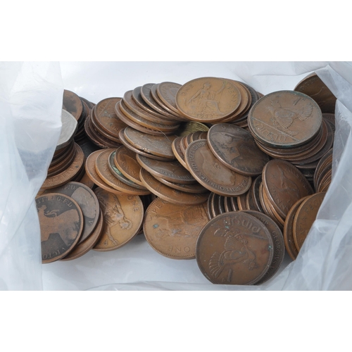 544 - A collection of 19th and 20th century alongside modern British and Foreign currency coins. The colle... 