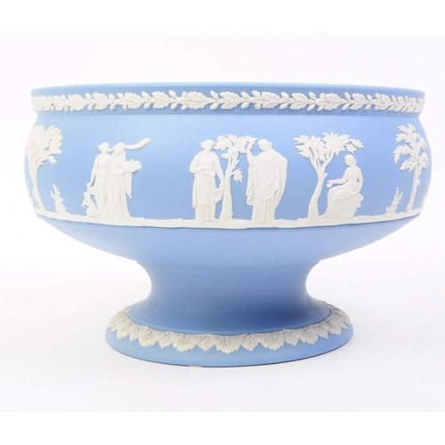 83 - Wedgwood - Jasperware - A vintage 20th century tazza centrepiece pedestal bowl. The bowl having rais... 