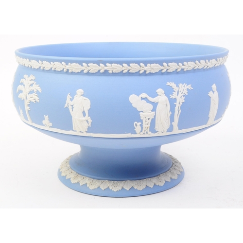 83 - Wedgwood - Jasperware - A vintage 20th century tazza centrepiece pedestal bowl. The bowl having rais... 