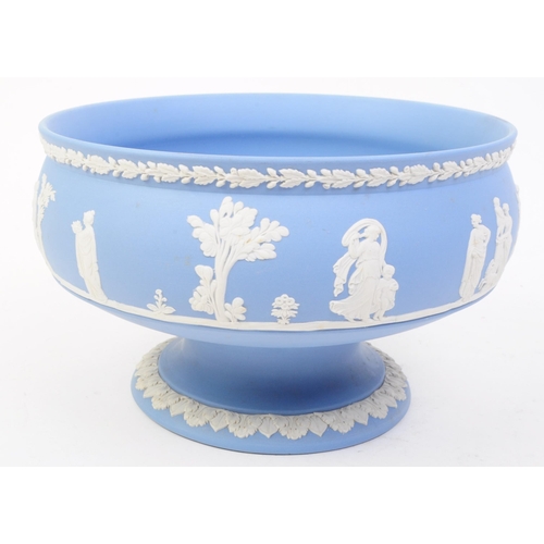 83 - Wedgwood - Jasperware - A vintage 20th century tazza centrepiece pedestal bowl. The bowl having rais... 