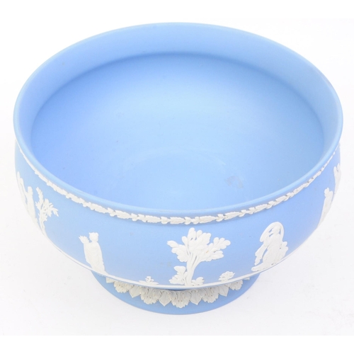 83 - Wedgwood - Jasperware - A vintage 20th century tazza centrepiece pedestal bowl. The bowl having rais... 