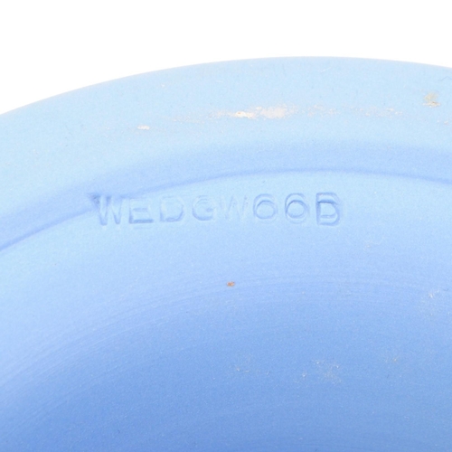 83 - Wedgwood - Jasperware - A vintage 20th century tazza centrepiece pedestal bowl. The bowl having rais... 