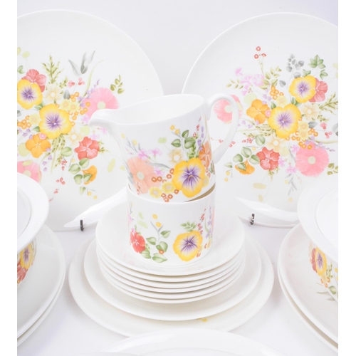 99 - Wedgwood - Summer Bouquet - Late 20th century china dinner service comprised of cups, saucers, jugs,... 