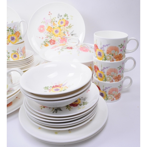 99 - Wedgwood - Summer Bouquet - Late 20th century china dinner service comprised of cups, saucers, jugs,... 