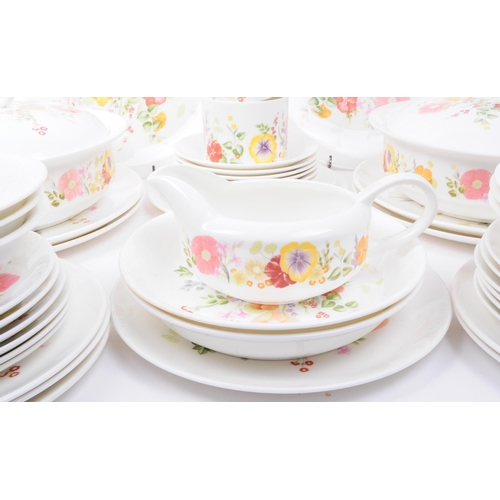 99 - Wedgwood - Summer Bouquet - Late 20th century china dinner service comprised of cups, saucers, jugs,... 