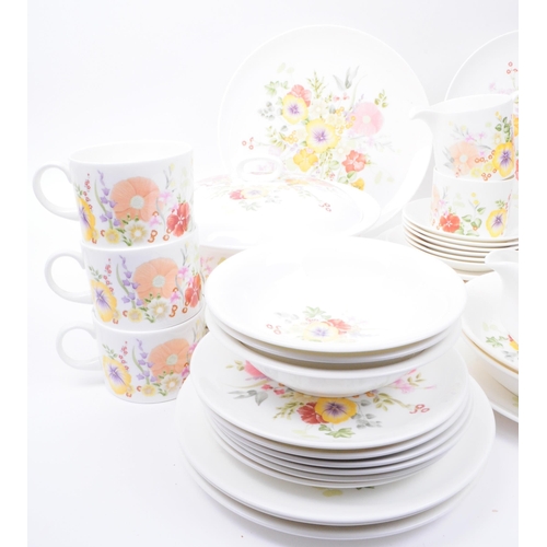 99 - Wedgwood - Summer Bouquet - Late 20th century china dinner service comprised of cups, saucers, jugs,... 