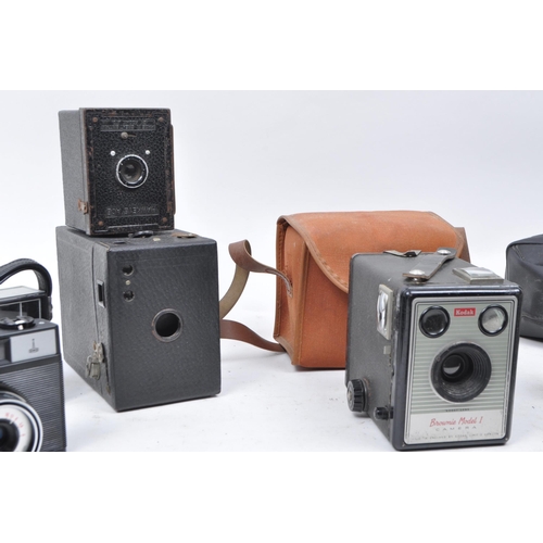 374 - A collection of vintage 20th century cameras and accessories. The collection to include a selection ... 