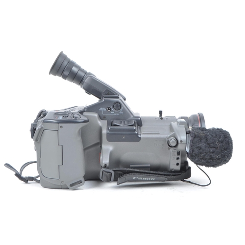 383 - Canon - A vintage 20th century Canon Canovision A2 Hi8 8mm video camera kit. The kit to include the ... 