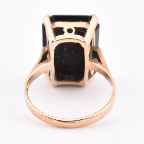 209 - A 9ct gold and onyx Roman soldier intaglio ring. The 9ct yellow gold ring set with onyx carved with ... 