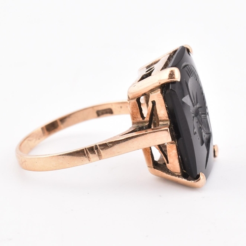 209 - A 9ct gold and onyx Roman soldier intaglio ring. The 9ct yellow gold ring set with onyx carved with ... 