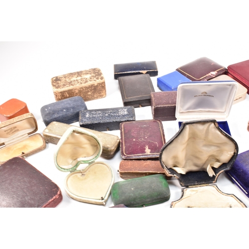 267 - An assortment of jewellery boxes. The collection of antique and later jewellery boxes to include nec... 