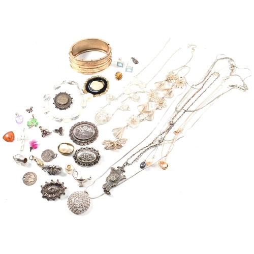 286 - A mixed lot of jewellery. The assorted lot to include Victorian hallmarked silver brooch pins dated ... 