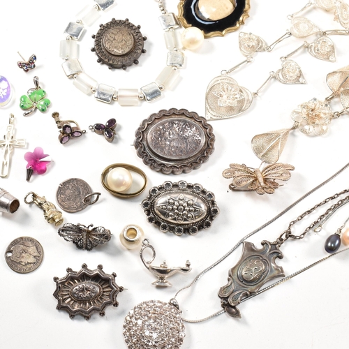 286 - A mixed lot of jewellery. The assorted lot to include Victorian hallmarked silver brooch pins dated ... 