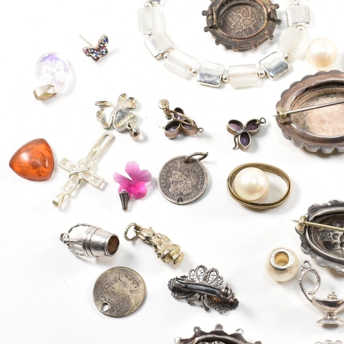 286 - A mixed lot of jewellery. The assorted lot to include Victorian hallmarked silver brooch pins dated ... 