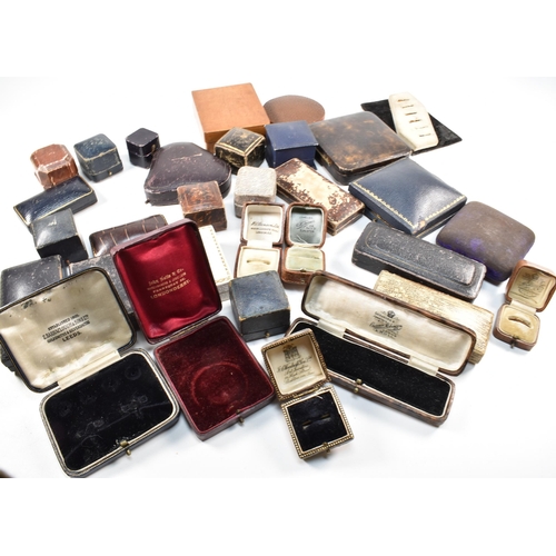 325 - An assortment of jewellery boxes. The collection of antique and later jewellery boxes to include nec... 