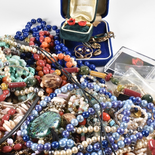 337 - A large quantity of costume jewellery and watches to include bead necklaces, bracelets, brooches. Th... 